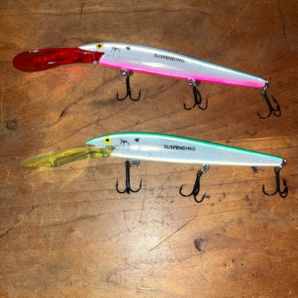 Set of two Angelo Vista suspending  Fishing lure /  Hooks - Picture 2 of 9
